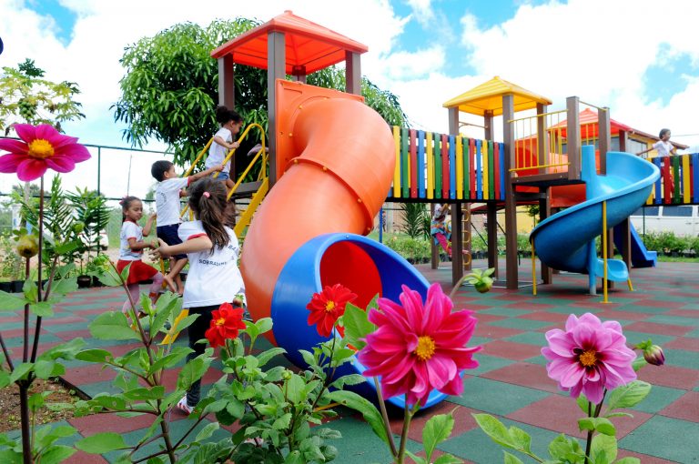 Crianças brincando em parquinho infantil