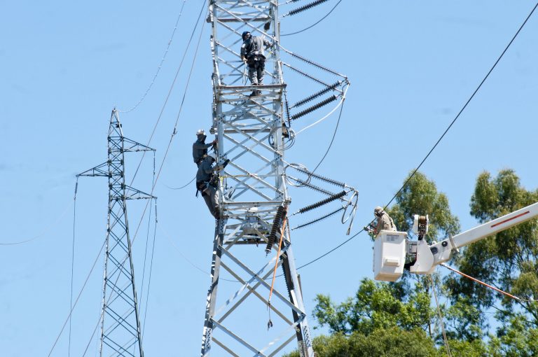 Energia - elétrica - torres transmissão funcionários operários trabalhador risco perigo eletricidade EPI