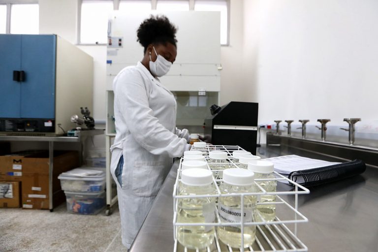 Saúde - geral - laboratório - mulher negra trabalha em laboratório - pesquisa - trabalhadora