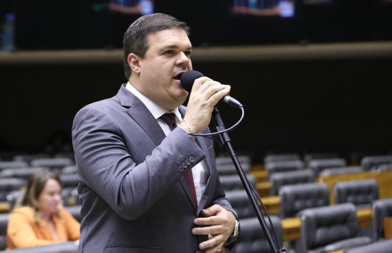 Deputado Bruno Farias (Avante-MG) fala no Plenário da Câmara dos Deputados