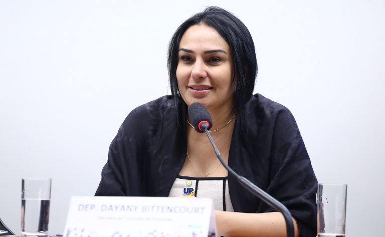 Deputada Dayany Bittencourt fala ao microfone