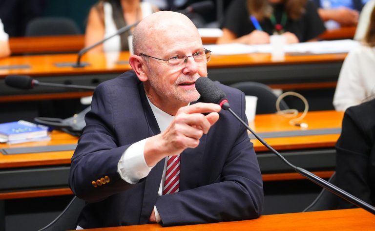 Deputado Bohn Gass fala ao microfone