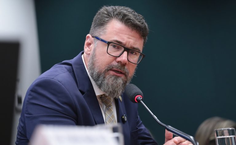 Deputado Marcos Pollon fala ao microfone