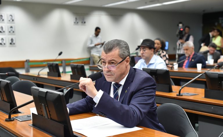 Deputado Daniel Agrobom fala ao microfone