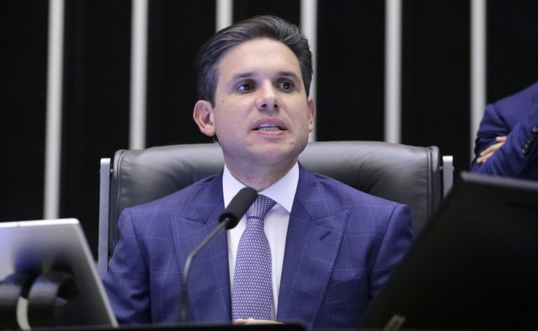Motta preside a sessão do plenário