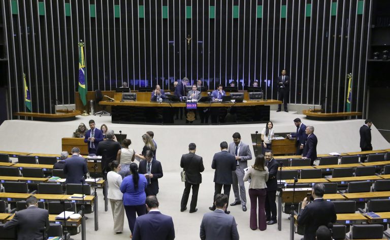 Discussão e votação de propostas legislativas.
