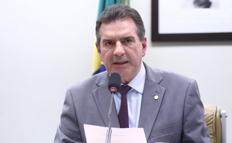 Deputado Cobalchini fala ao microfone