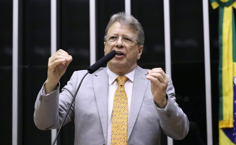 Deputado Bibo Nunes fala ao microfone