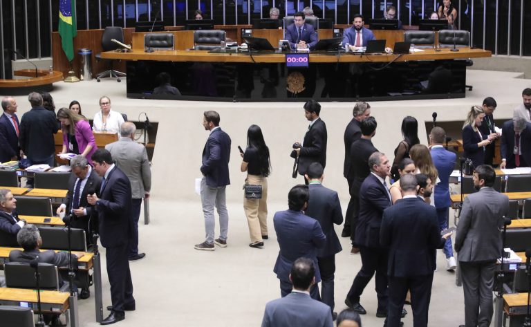 Deputados reunidos no plenário