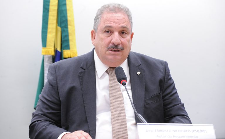 Deputado Eriberto Medeiros fala ao microfone