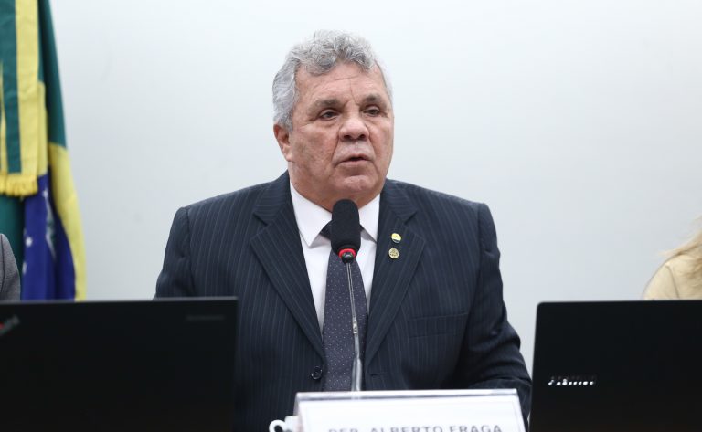 Deputado Alberto Fraga fala ao microfone