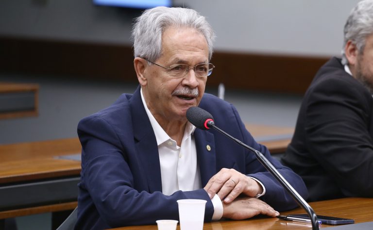 Audiência Pública - Direitos Humanos e a diversidade religiosa. Ex-Ministro dos Direitos Humanos e da Cidadania, Nilmário Miranda.