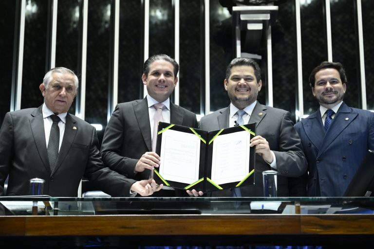 Senador Izalci Lucas, deputado Hugo Motta, senador Davi Alcolumbre e deputado Capitão Alberto Neto em sessão solene de promulgação da Emenda Constitucional 138
