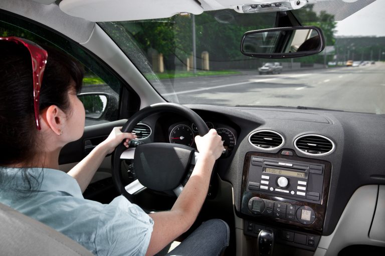 Transporte - carros - motorista - direção - passageiro - volante - pessoa dirige