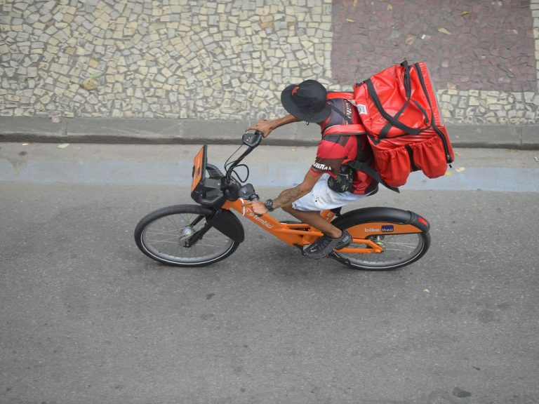 Trabalho - geral - entregador de aplicativo - Rio de Janeiro (RJ), 15/02/2023 – Trabalhador de entrega por aplicativo percorre ruas no centro do Rio de Janeiro