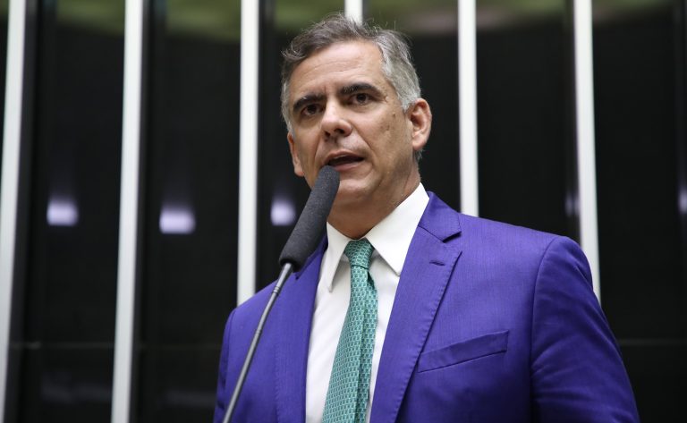 deputado Leur Lomanto Júnior fala na tribuna do plenário