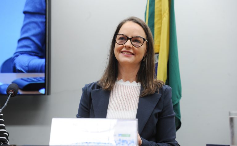 Audiência Pública - Medicina baseada em evidências no contexto da judicialização da saúde no Brasil. Diretora de Acesso ao Mercado - Indústria Farmacêutica de Pesquisa (Interfama), Helaine Capucho.