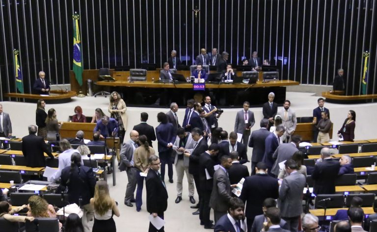 Discussão e votação de propostas legislativas.