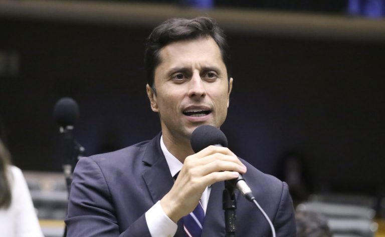 Deputado Duarte Jr. fala ao microfone