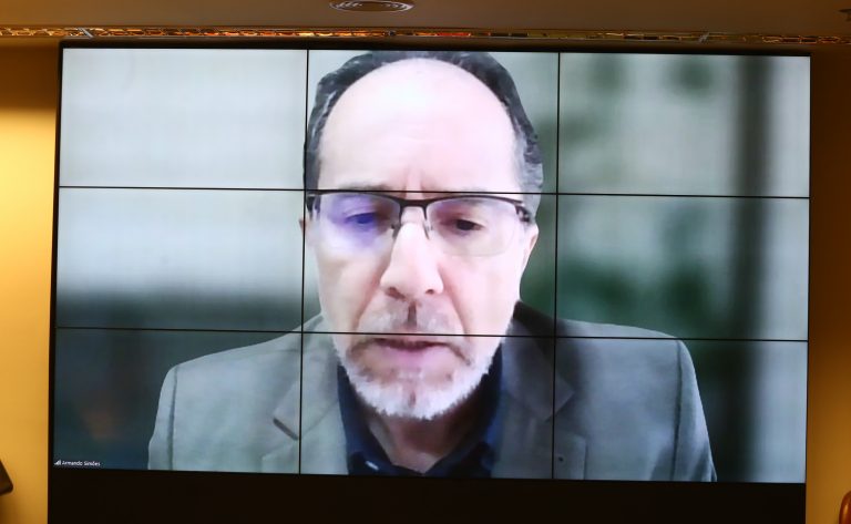 Audiência pública - Piso Salarial Nacional para os Profissionais da Educação Básica (<a class='linkProposicao' href='https://www.camara.leg.br/noticias/830012-proposta-institui-piso-salarial-de-r-21-mil-para-quadro-tecnico-e-administrativo-da-educacao-basica'><a class='linkProposicao' href='https://www.camara.leg.br/noticias/830012-proposta-institui-piso-salarial-de-r-21-mil-para-quadro-tecnico-e-administrativo-da-educacao-basica'>PL 2531/21</a></a> e 3817/20). Diretor de Programa - Ministério da Educação, Armando Amorim Simões.