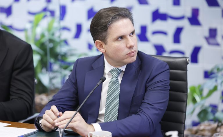 Motta preside a reunião do Colégio de Líderes