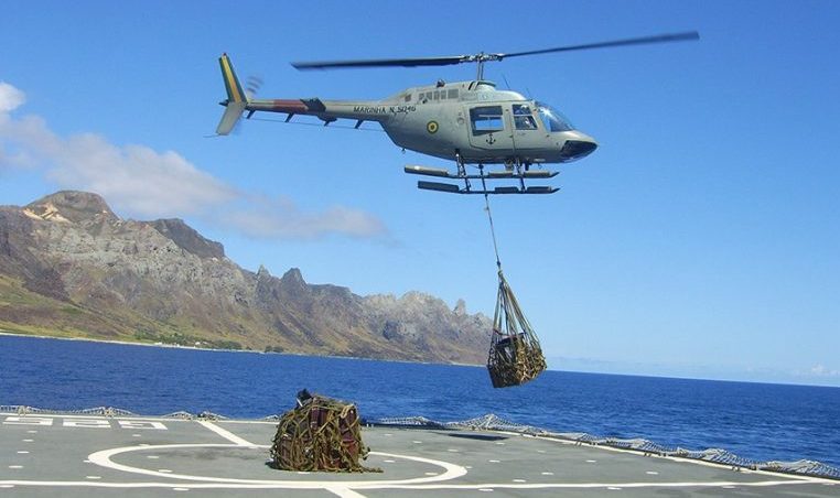 Helicóptero militar pousa num alvo