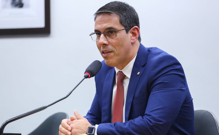 Deputado Amaro Neto (Republicanos-ES) fala em comissão da Câmara dos Deputados