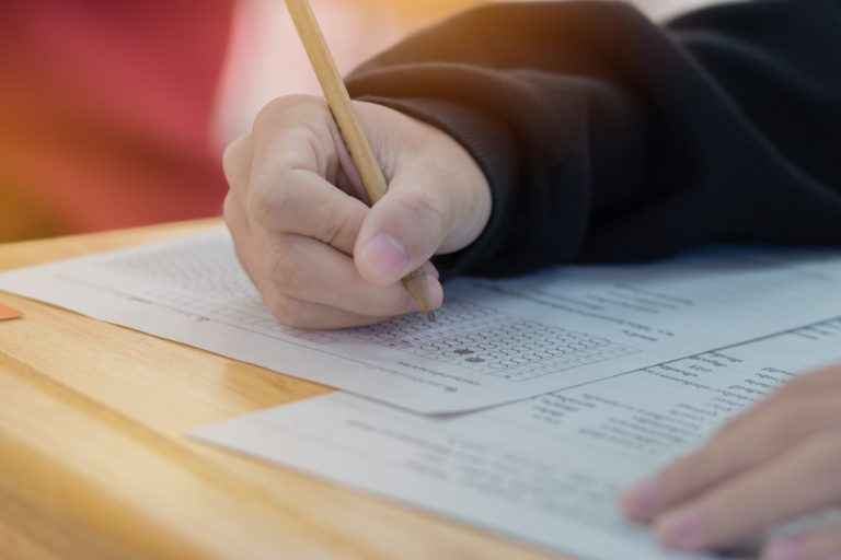 Educação - geral - prova - Estudante fazendo prova de concurso ou vestibular