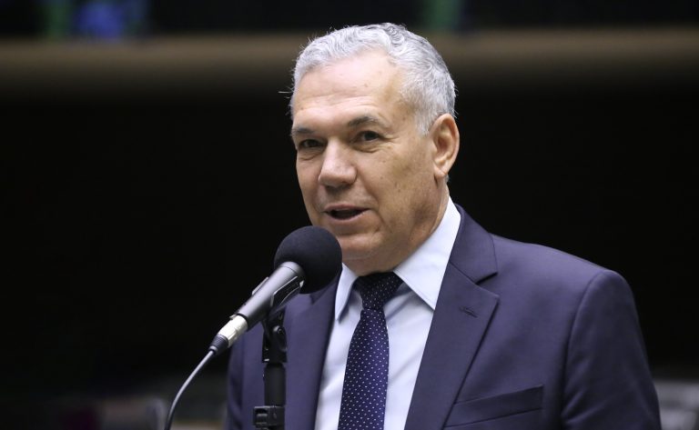 Deputado Zé Silva fala ao microfone