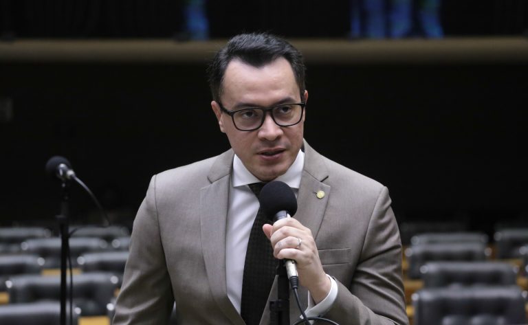 Deputado Zé Haroldo Cathedral fala ao microfone