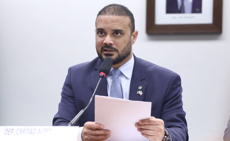 Deputado Capitão Alden (PL-BA) fala em comissão na Câmara dos Deputados