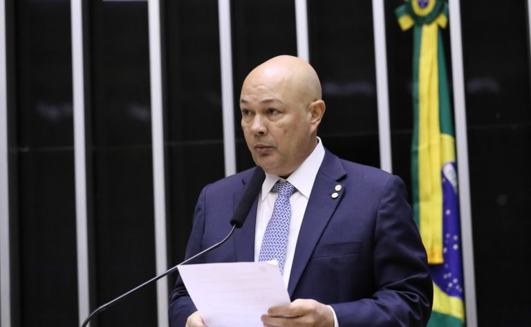 Deputado Zé Adriano fala ao microfone