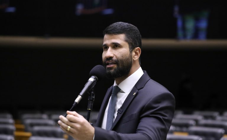 Deputado Delegado Fabio Costa fala ao microfone