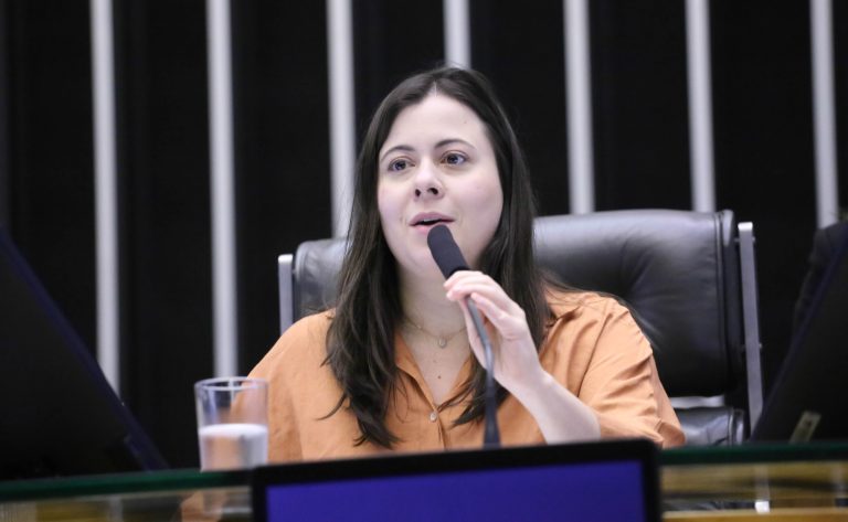 Deputada Sâmia Bomfim fala ao microfone