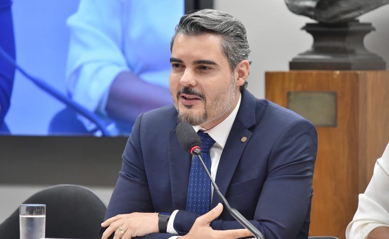 Deputado Thiago Flores fala ao microfone