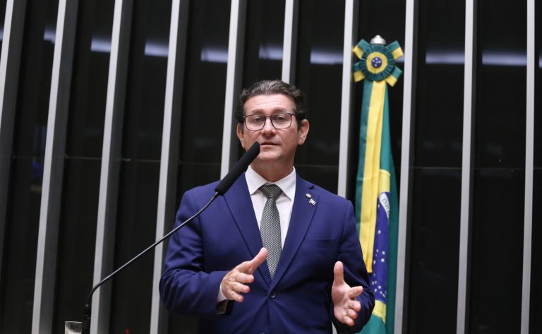 Deputado Rodrigo da Zaeli fala ao microfone