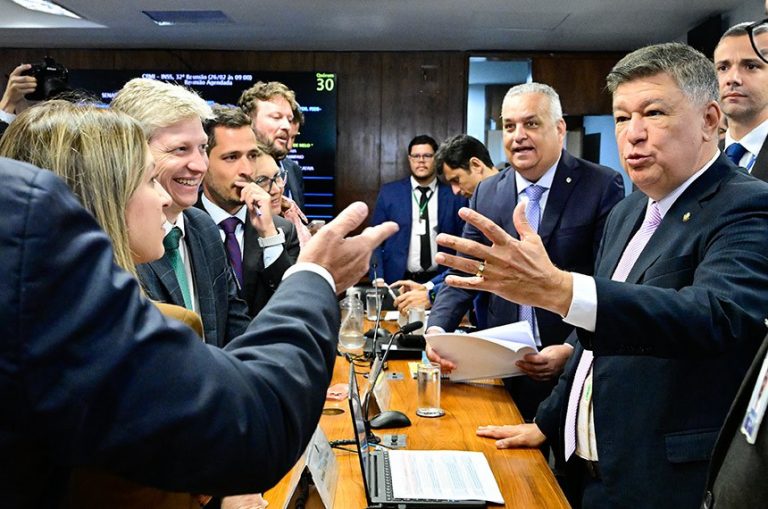 Parlamentares durante a reunião da comissão nesta quinta-feira
