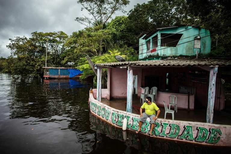 Cidades - geral - enchente - Manaus - Os rios da Bacia Amazônica vivem uma forte enchente e a expectativa é que o volume de água supere a cheia recorde de 2012.