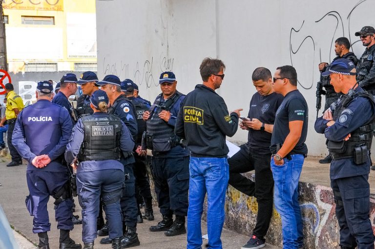 Policiais reunidos