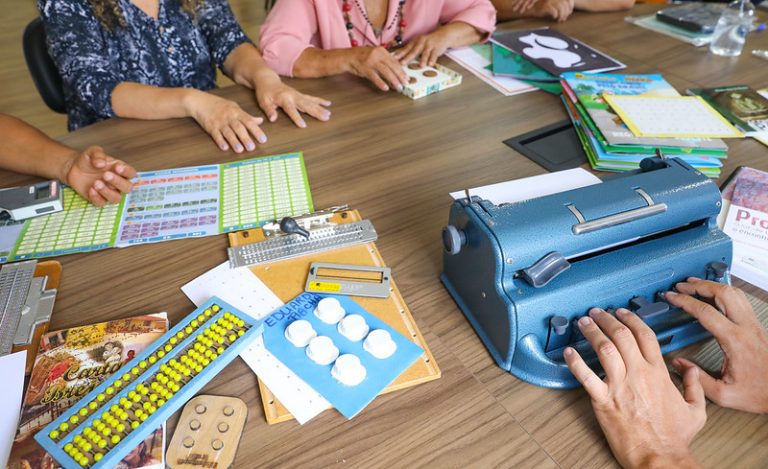 Direitos Humanos - deficientes - braille - O Dia Nacional do Sistema Braille é celebrado neste 8 de abril e permanece como um ‘ponto de luz’ ao lembrar como o método é indispensável na vida de pessoas cegas e com deficiência visual. O braille significa, antes de tudo, inclusão social. Aqui no DF, a Biblioteca Dorina Nowill, em Taguatinga, é a única unidade pública braille e o ponto de encontro desse público que a adota como uma segunda casa.