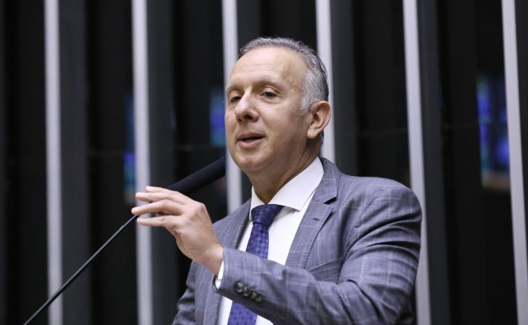 Deputado Aguinaldo Ribeiro discursa no plenário