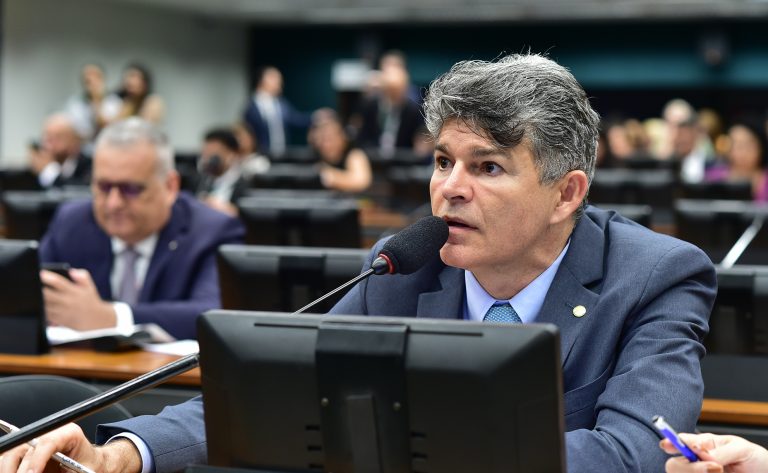 Deputado José Medeiros fala ao microfone