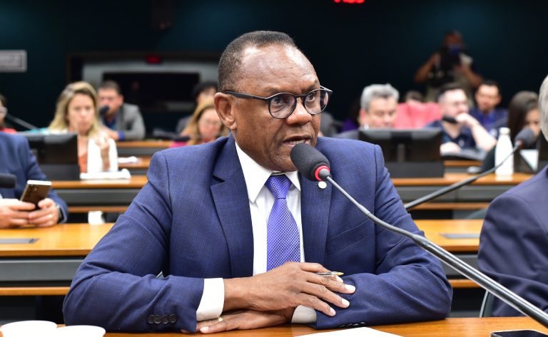 Ossesio Silva em reunião de comissão