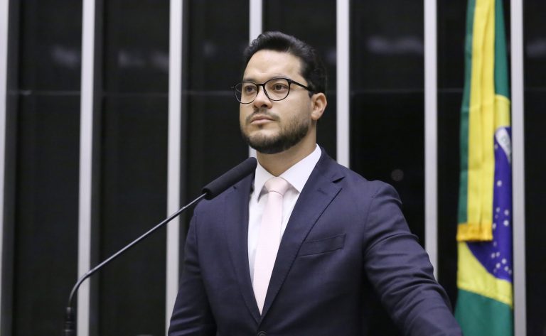 Deputado Adail Filho (Republicanos-AM) no Plenário da Câmara dos Deputados