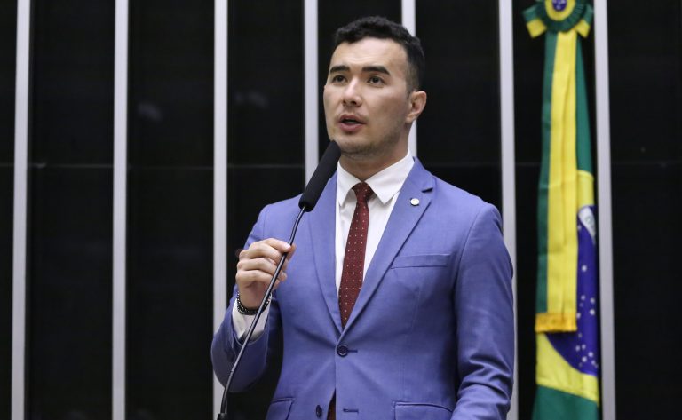 Deputado Pedro Aihara fala ao microfone