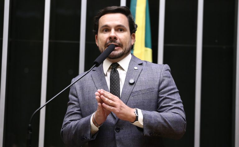 Deputado Capitão Alberto Neto fala ao microfone