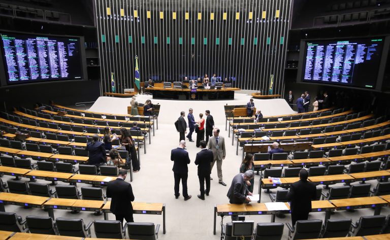 Discussão e votação de propostas legislativas.