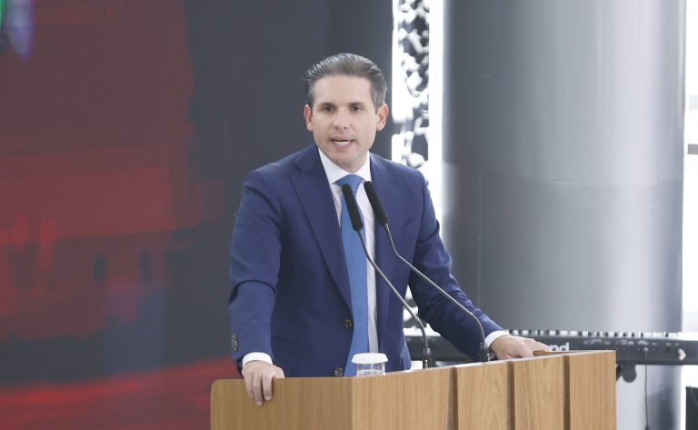 Deputado Hugo Motta fala ao microfone