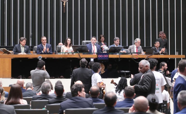 Deputados reunidos no plenário