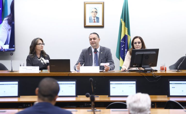 Audiência Pública - Implementação da Política Nacional de Prevenção e Controle do Câncer após a regulamentação do Ministério da Saúde. Vice-Presidente da Sociedade Brasileira de Cirurgia Oncológica - SBCO, Viviane Rezende de Oliveira. Dep. Weliton Prado (SOLIDARIEDADE - MG)